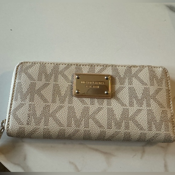 Michael Kors zip wallet - Picture 1 of 5
